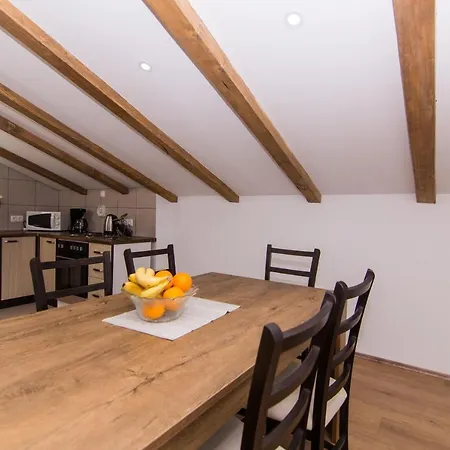 Slava アパート トロギール